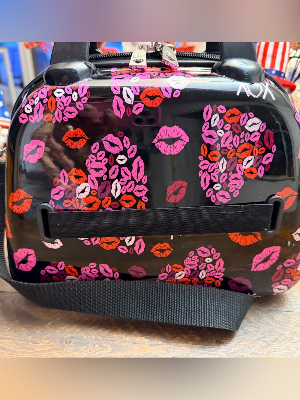 Rare Retired Betsey Johnson Hardside Cosmetic Train Case XOXO kisses 💋 EUC - Picture 8 of 13